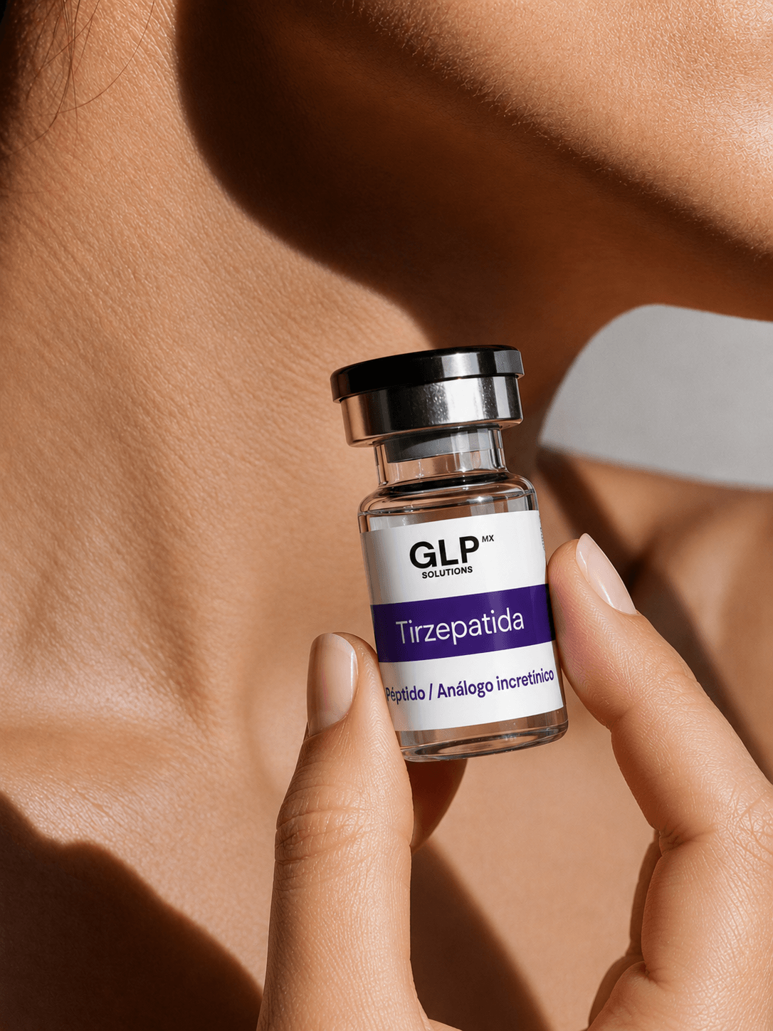 Vial de GL-01® Tirzepatida sostenido junto a la piel